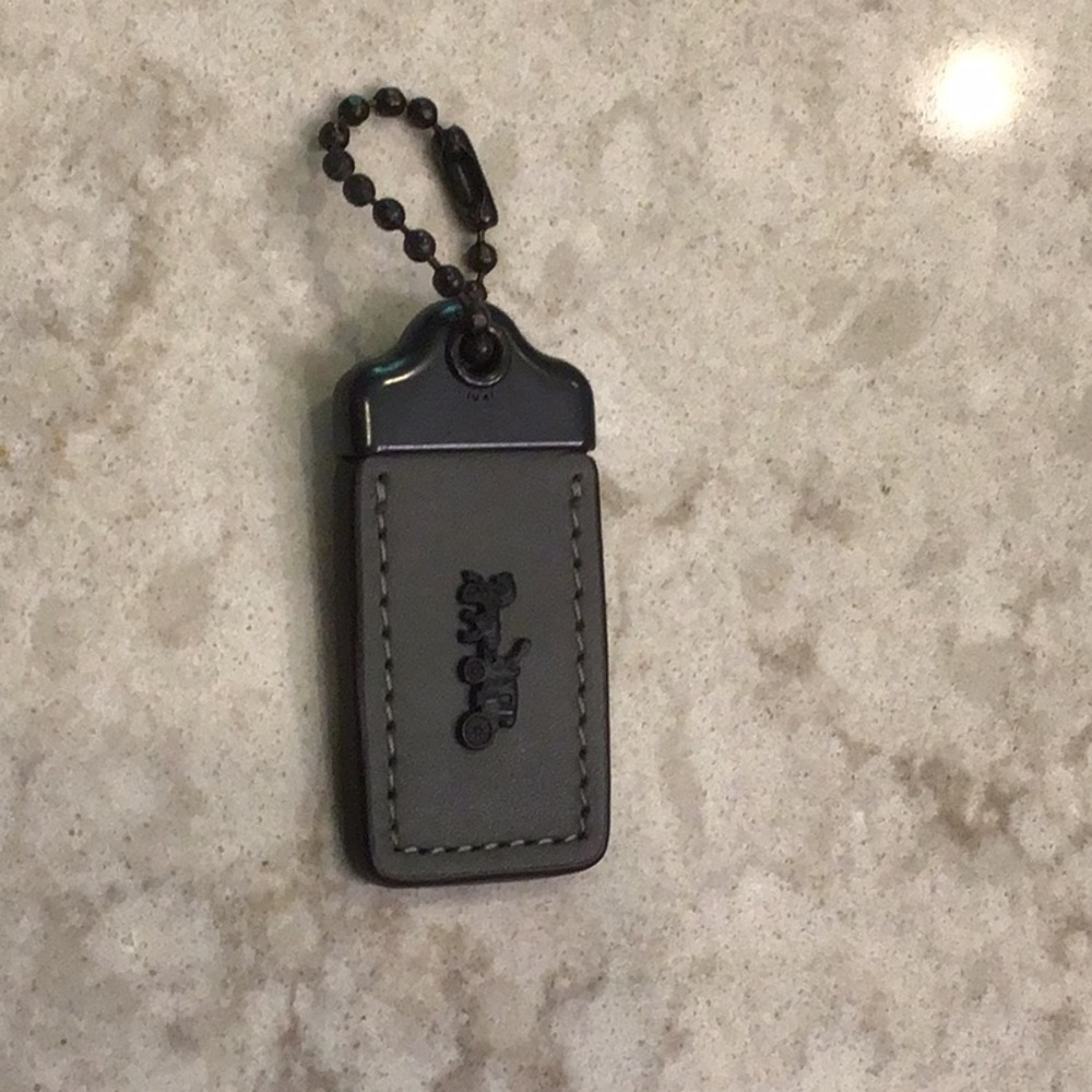 Coach 1941 glovetann hand tag